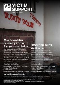 Poster cymorth dioddefwyr gyda graffiti muslim scum ar y wal